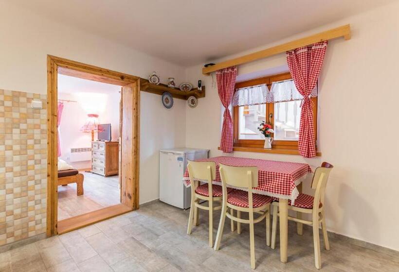 דירת חדר, Penzion Hluk