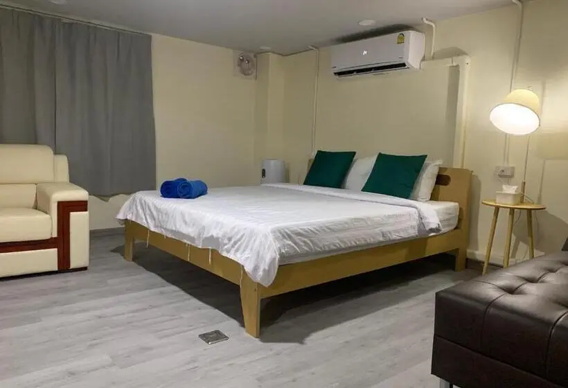 اتاق اکونومی, Uncle Yo House