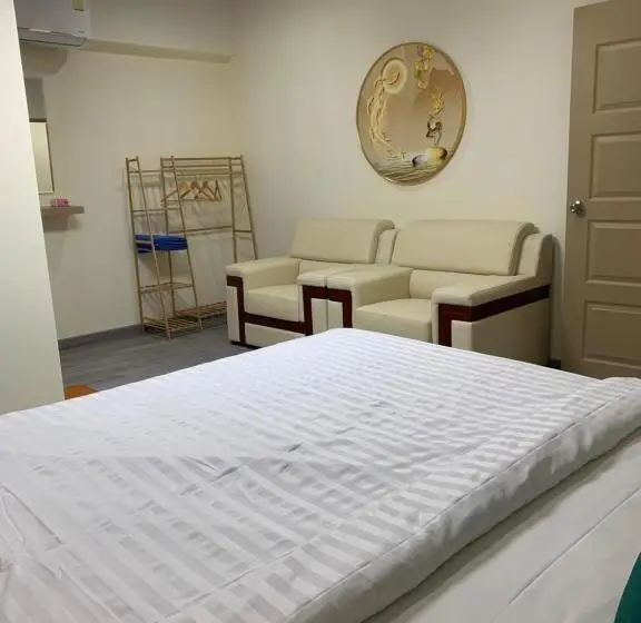 اتاق اکونومی, Uncle Yo House