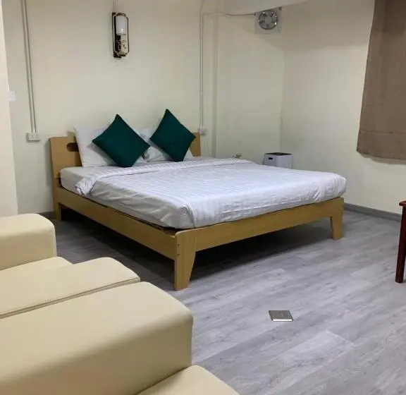 اتاق اکونومی, Uncle Yo House