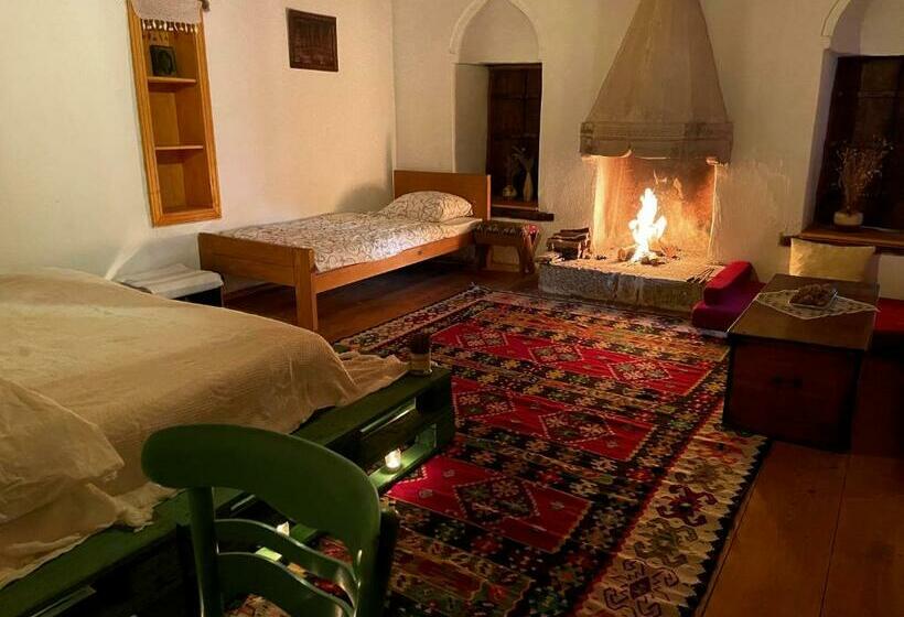 اتاق استاندارد سه تخته با بالکن, National Monument Mehmedbasica Kuca
