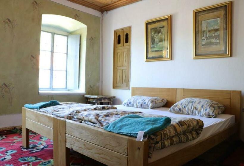 اتاق استاندارد با سرویس بهداشتی مشترک, National Monument Mehmedbasica Kuca