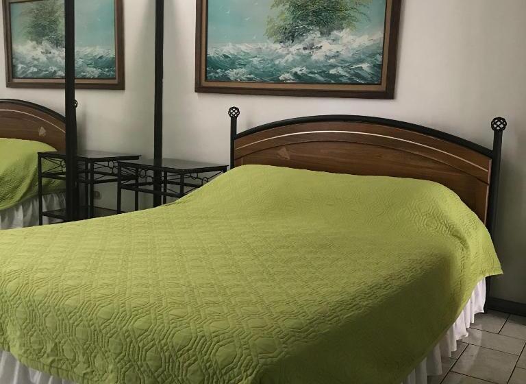 דירת שני חדרים, Oro Apart