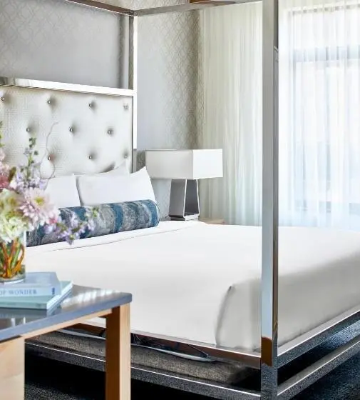 Juniorsviitti, The Hotel Landing