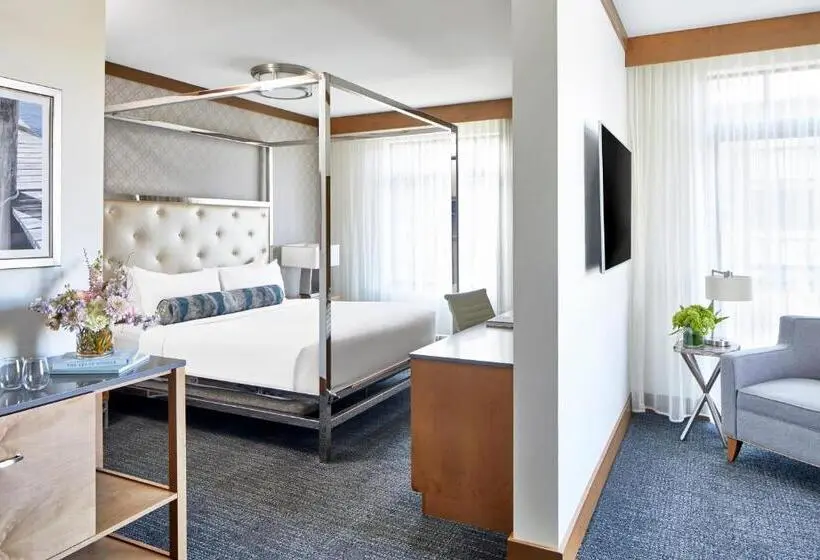 Juniorsviitti, The Hotel Landing