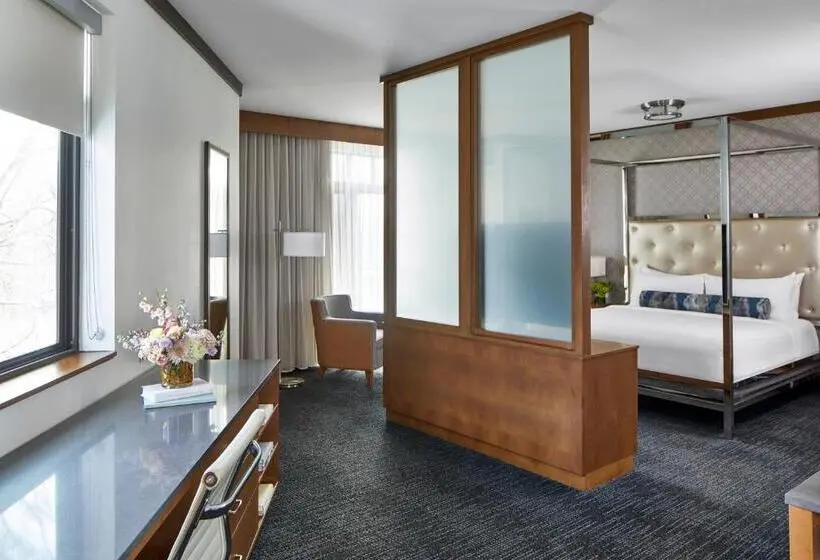 Juniorsviitti, The Hotel Landing