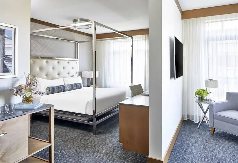 Juniorsviitti, The Hotel Landing
