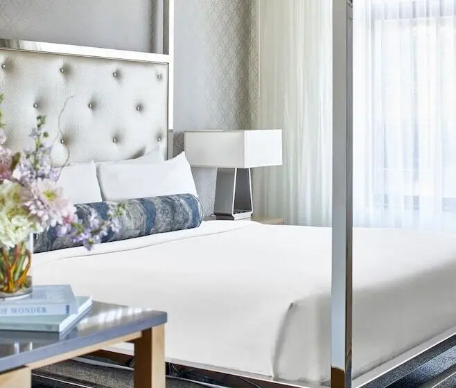 Juniorsviitti, The Hotel Landing