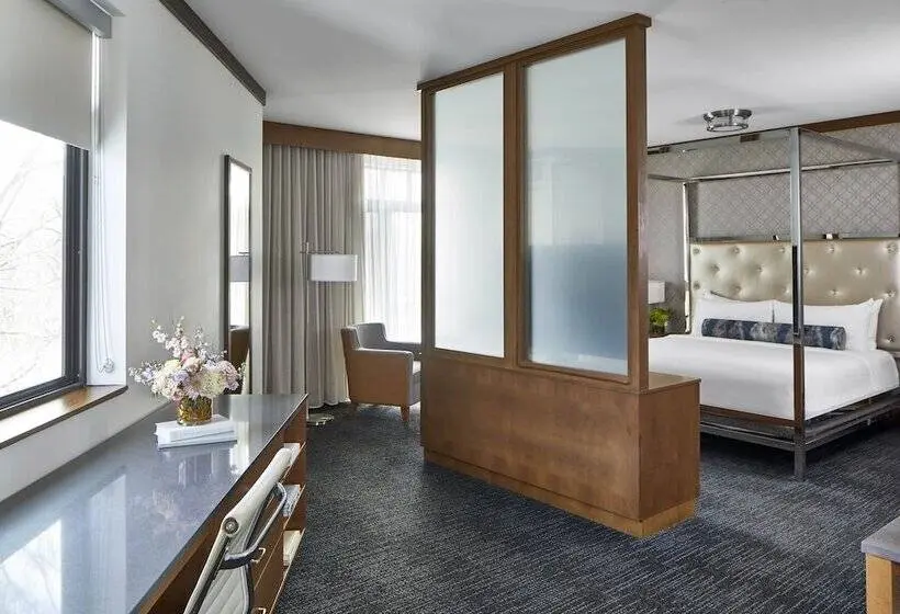 Juniorsviitti, The Hotel Landing
