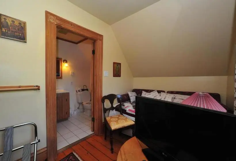 Perhehuone, Little Shemogue Inn