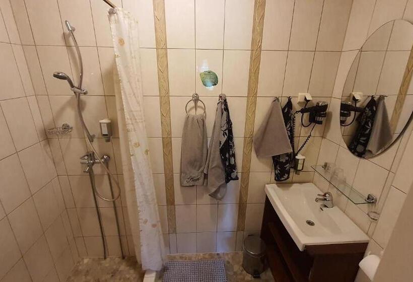 سوئیت خانواده 2 خوابه, Villa Meretare