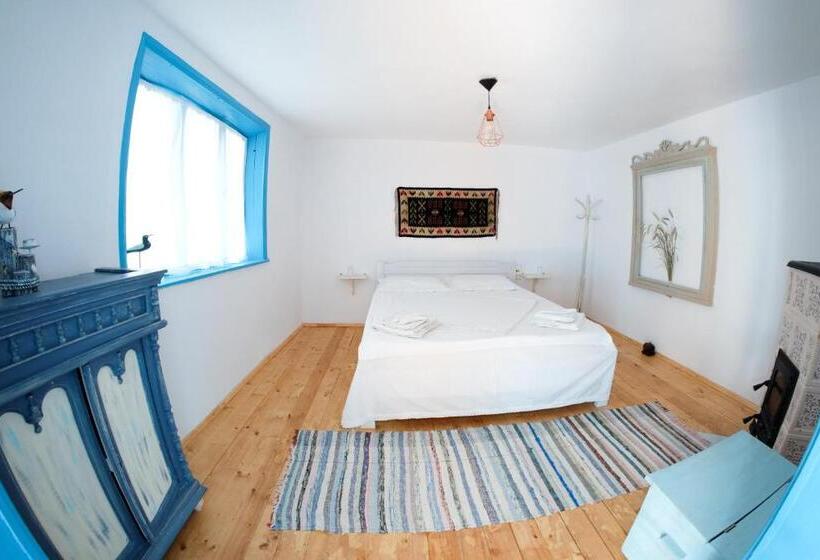 バス共有のスタンダードルーム, La Lipoveni