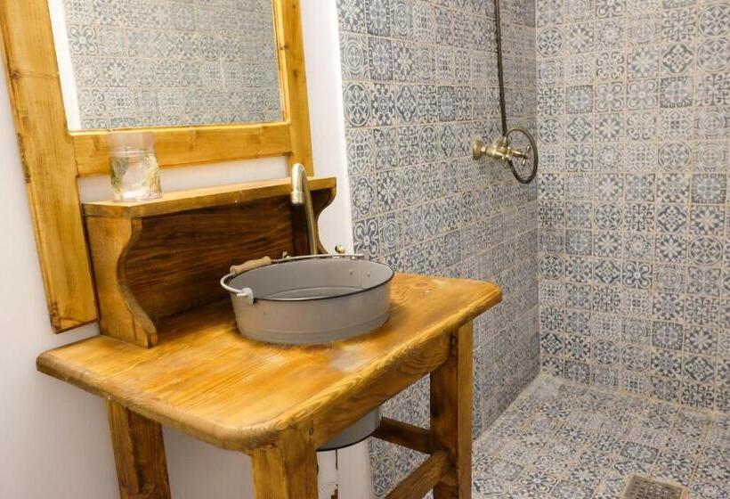 침실 3개 주택, La Lipoveni