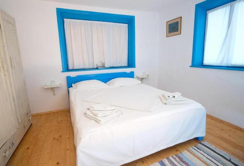 バス共有のスタンダードルーム, La Lipoveni