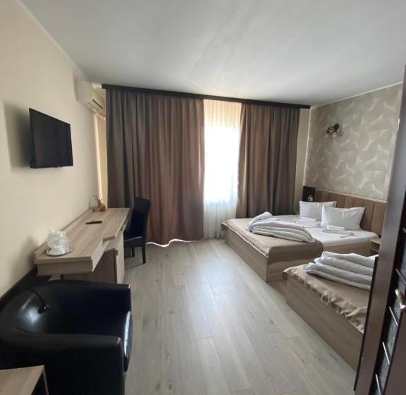 חדר סטנדרט לשלושה עם מרפסת, Pensiunea Damiro