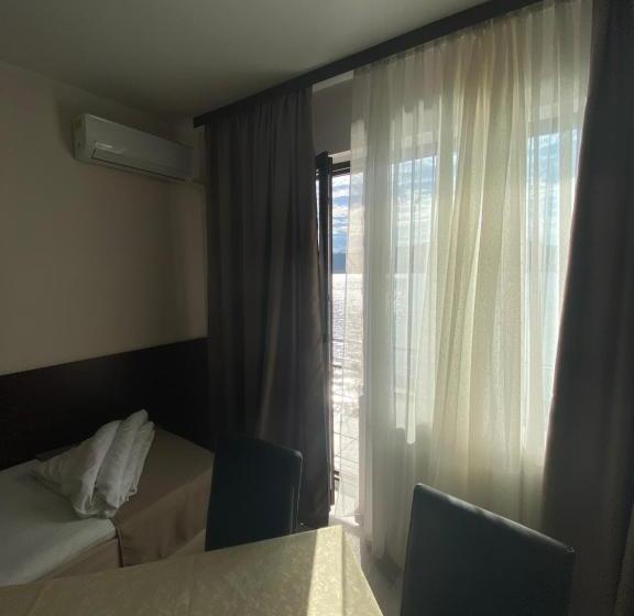 חדר לארבעה סטנדרטי עם מרפסת, Pensiunea Damiro