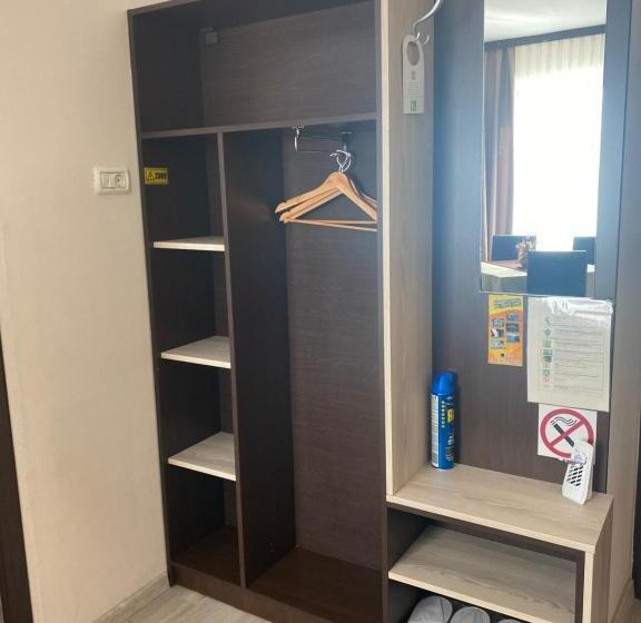 חדר לארבעה סטנדרטי עם מרפסת, Pensiunea Damiro