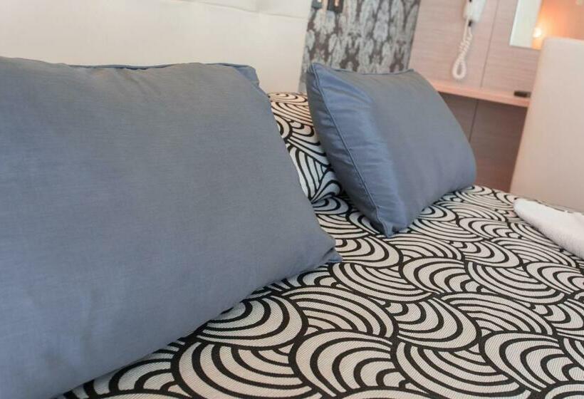 غرفة قياسية مزوَّدة بشُرفة, Nettuno