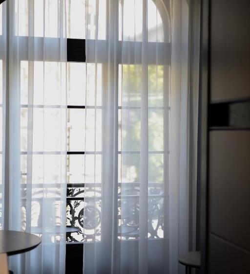 غرفة قياسية مزوَّدة بشُرفة, Gruner