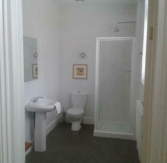 חדר משפחתי דלוקס, Wentvale