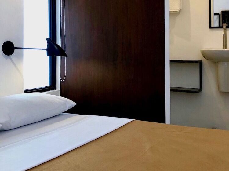 Quarto Estandar, Gomez House