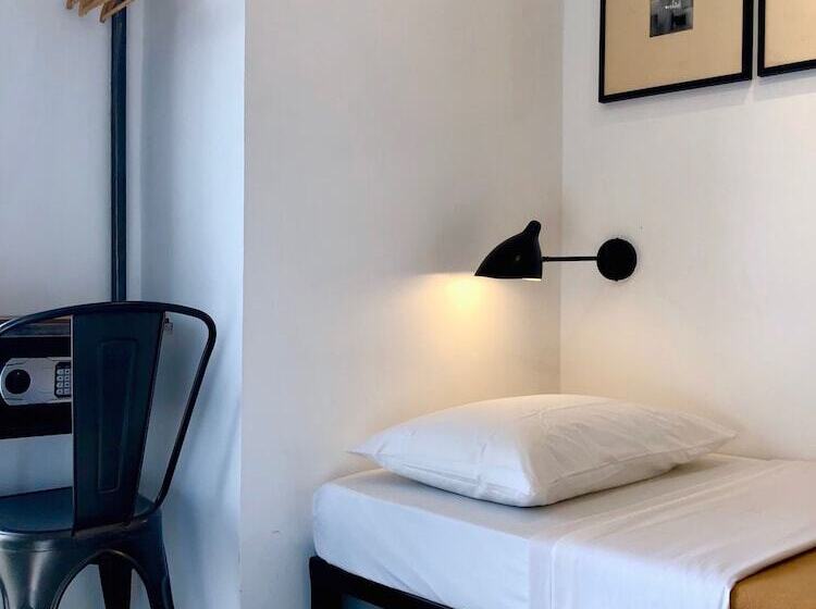 Quarto Estandar, Gomez House