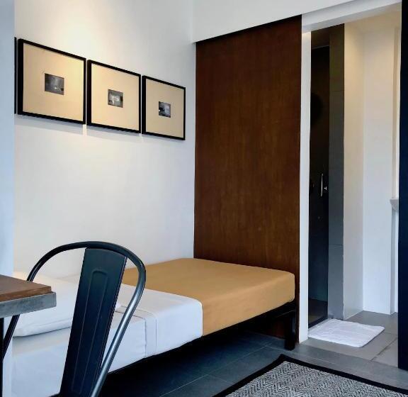 Quarto Estandar Individual, Gomez House