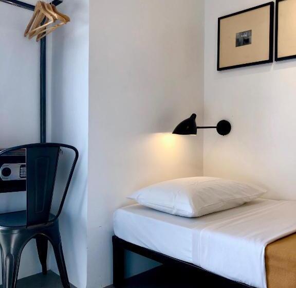 Quarto Estandar Individual, Gomez House