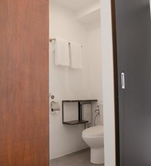 Quarto Estandar Individual, Gomez House