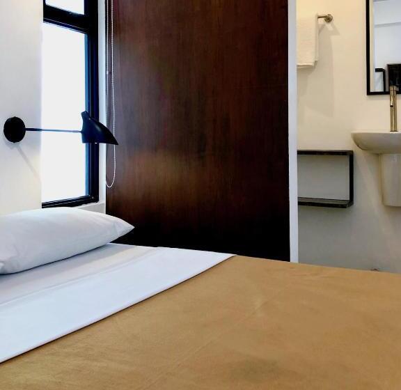 Quarto Estandar, Gomez House