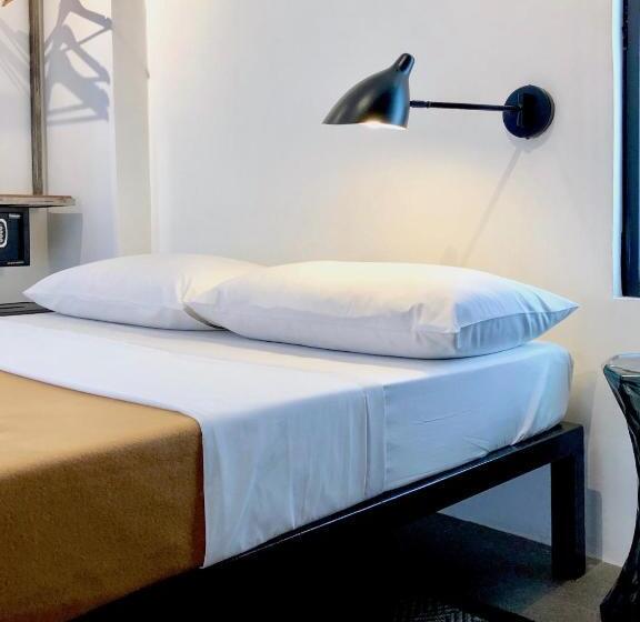 Quarto Estandar, Gomez House