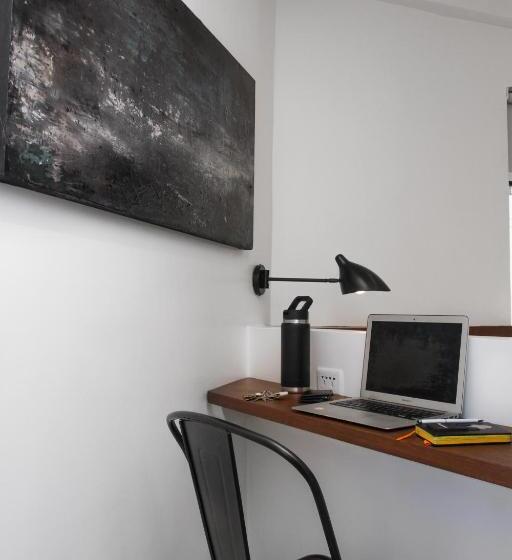 Escritório Estándar, Gomez House