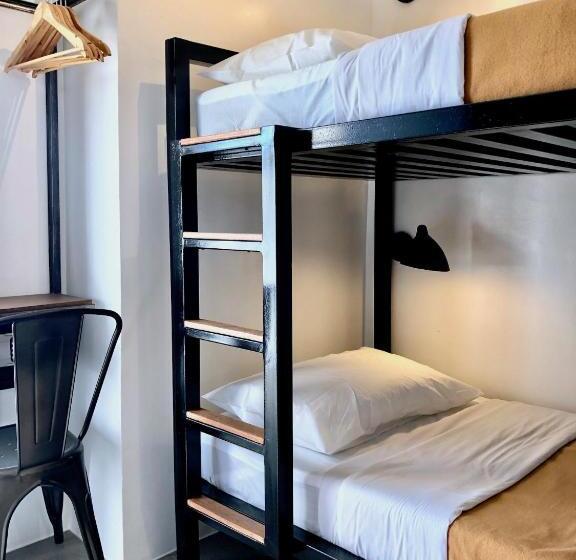 Quarto Estandar, Gomez House