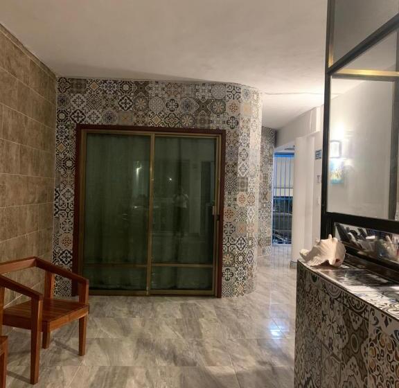 חדר קלאסי לארבעה, Playa Arena