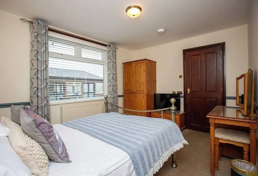Standard Bungalow, The Olde Ship Inn