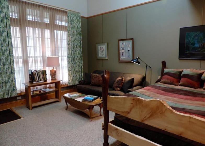 スイート, Abe's Spring Street Guest House