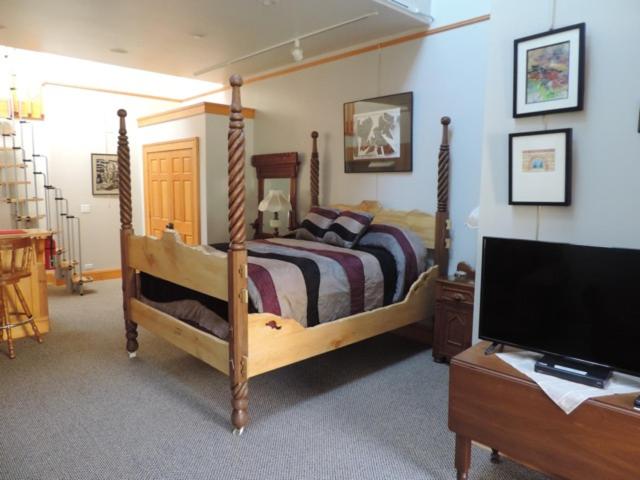 スタンダードスタジオ, Abe's Spring Street Guest House