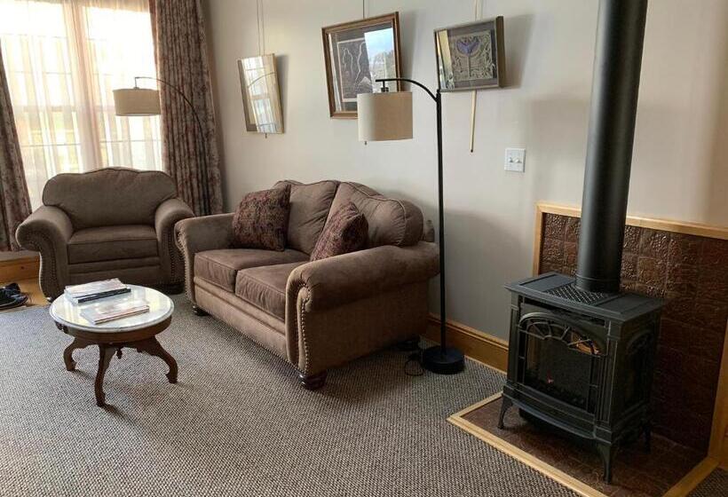 スタンダードスタジオ, Abe's Spring Street Guest House