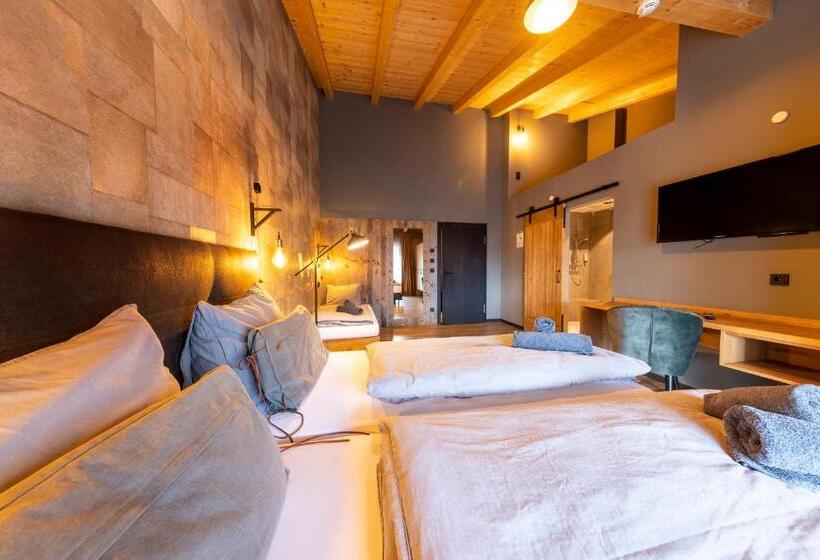 חדר סטנדרט לשלושה עם מרפסת, Herz3 Hotel Bar Restaurant Trattoria