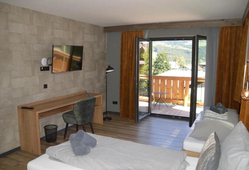 חדר סטנדרט לשלושה עם מרפסת, Herz3 Hotel Bar Restaurant Trattoria