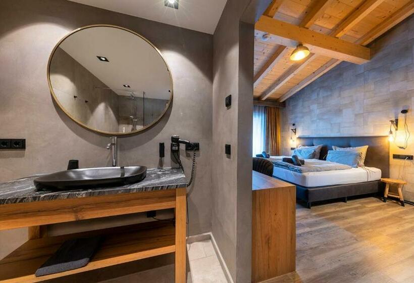 חדר סטנדרט לשלושה עם מרפסת, Herz3 Hotel Bar Restaurant Trattoria