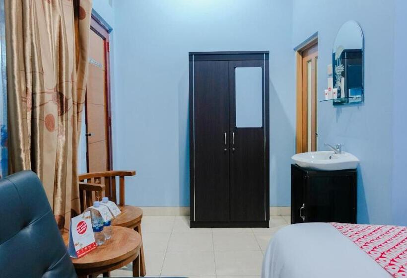 디럭스 룸, Oyo 778 Guest House Amalia Malang