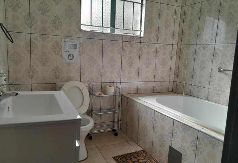 מיטת קינג בסוויטה, Rs Garden Guesthouse