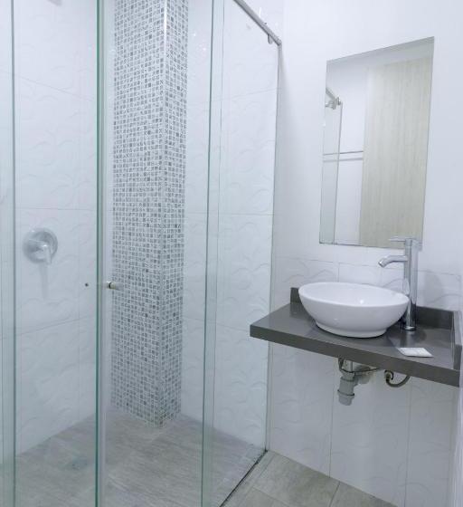 标准三人间, Rosales Gold