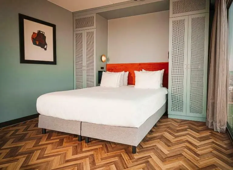 Standard Room King Bed Adapted for people with reduced mobility