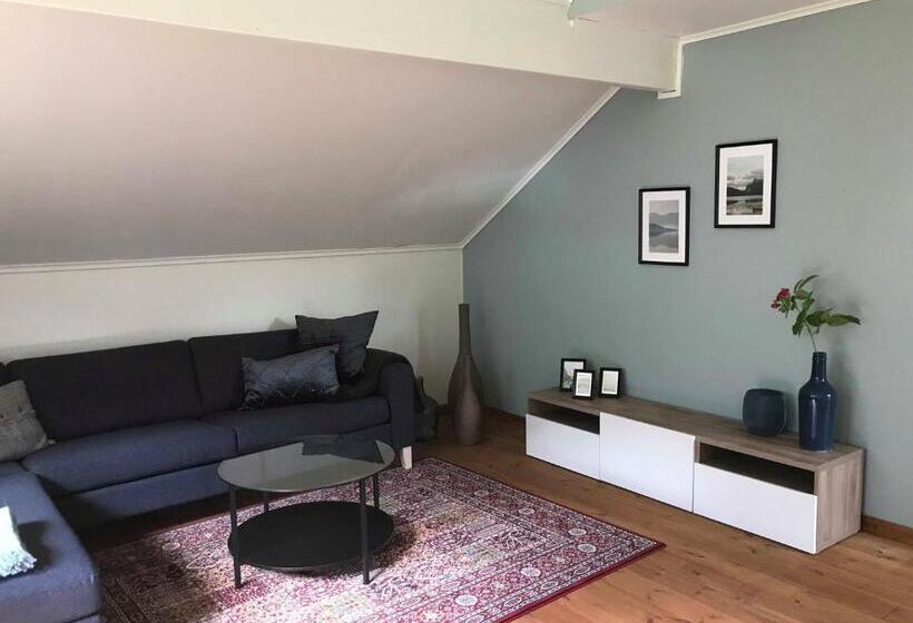 דירת חדר עם נוף לים ומרפסת, Ingrids Apartments