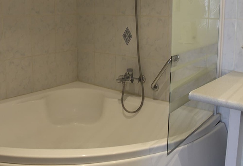 Семейный Номер, Logis Hotel Beauséjour