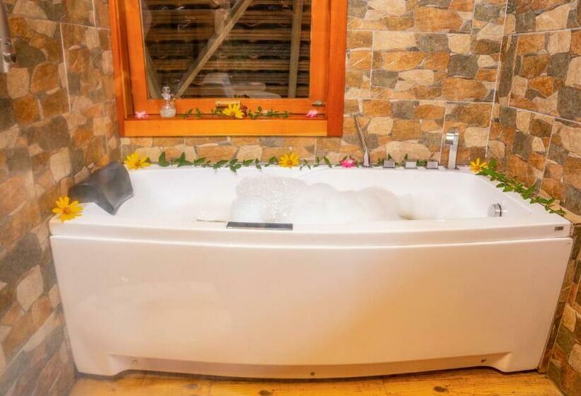 디럭스 룸, Heimatlos Amazon Lodge