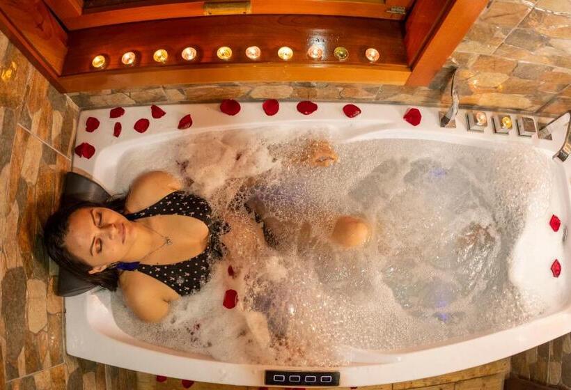 디럭스 룸, Heimatlos Amazon Lodge