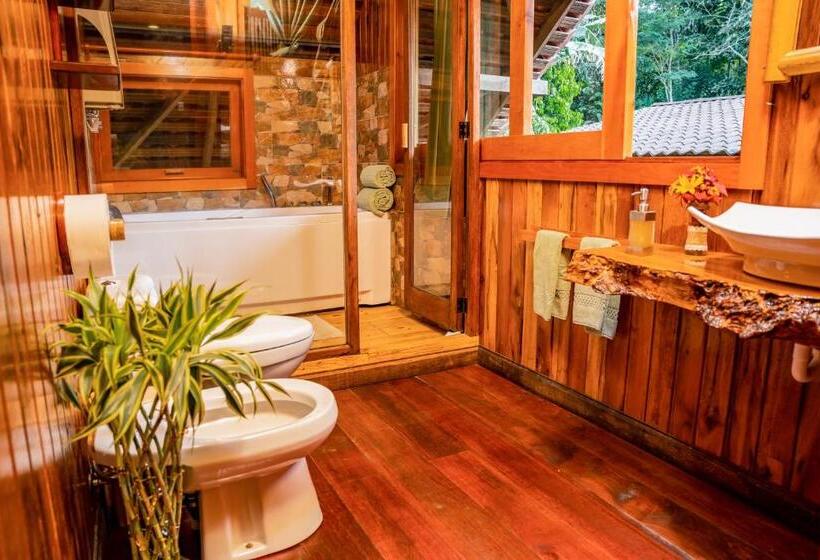 디럭스 룸, Heimatlos Amazon Lodge